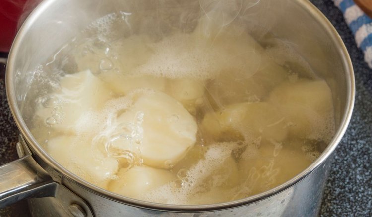 Nie tylko sól. Co dodać do gotujących się ziemniaków, by zyskały cudowny smak?