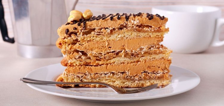 Zachwycające ciasto Snickers z orzechami, czekoladą i karmelem