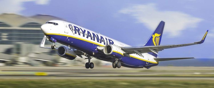 Ryanair znosi drogą opłatę. Podróżni mogą sporo zaoszczędzić