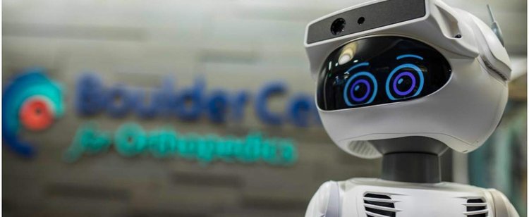 Pandemia załatwiła sprawę, już niedługo do masowej produkcji wchodzi imitujący człowieka robot. Będzie nazywała się Sophia