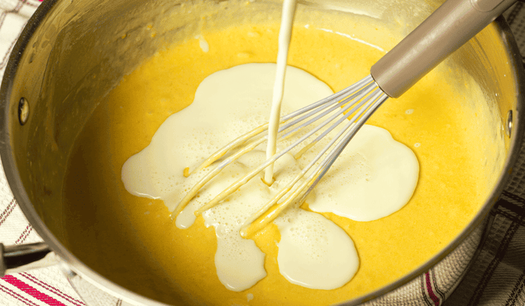 Dolej 50 ml do ciasta na naleśniki. Będą pyszne i aksamitne