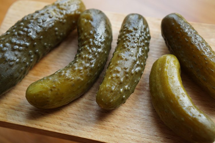 Przepyszna surówka z ogórków kiszonych. Idealne połączenie smaków