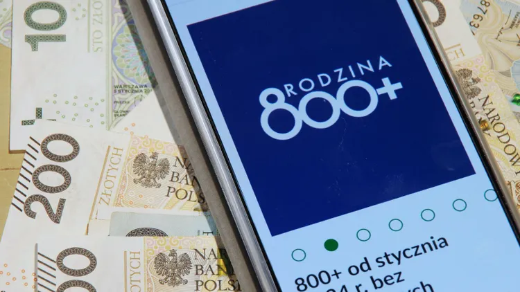 Likwidacja 800 plus, 13. i 14. emerytury, w zamian 2333 zł dla każdego. Sejmowa Komisja już podjęła decyzję