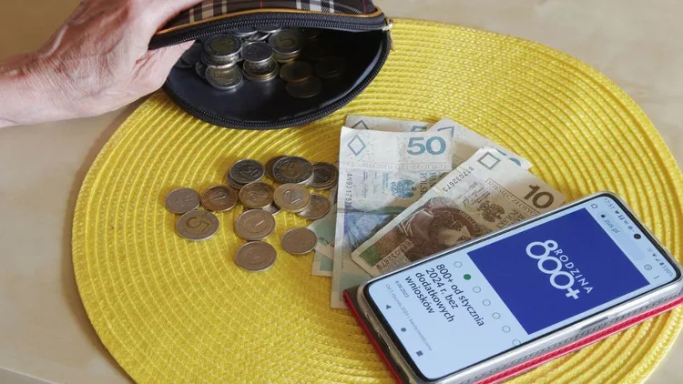 Na niektóre konta wpłynie tylko połowa z 800 plus. W tych przypadkach ZUS obniża świadczenie