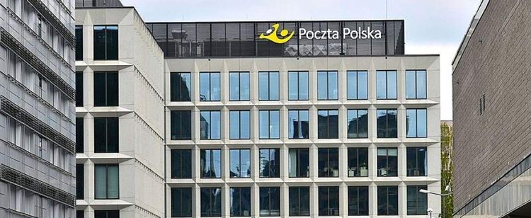 Nie będziesz już tak często widział listonosza. Poczta Polska przenosi część usług do internetu