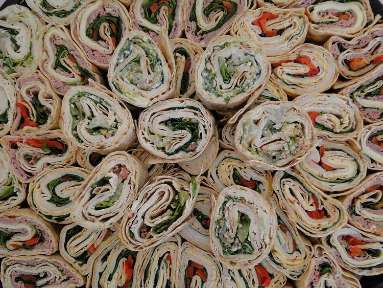 Roladki z tortilli ze szpinakiem i pesto