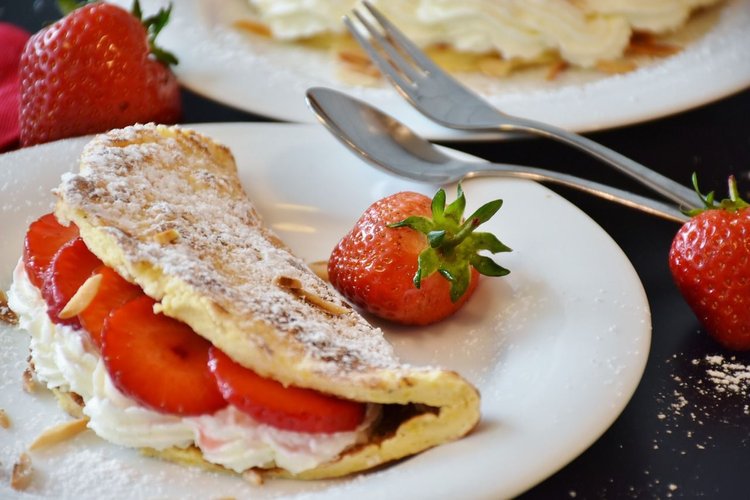 Znakomity omlet czekoladowy ze świeżymi truskawkami