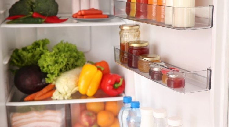Jak pozbyć się przykrych zapachów z lodówki? 
