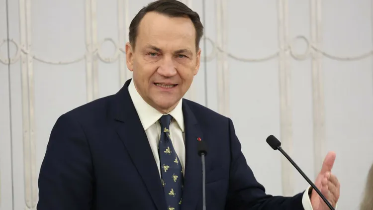 Sikorski złożył Nawrockiemu "uczciwą ofertę". Dziesiątki wniosków na biurku prezydenta