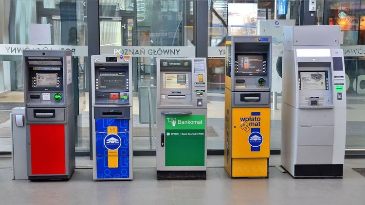 Od dziś zapłacisz więcej za wypłatę gotówki. Największy polski bank podniósł opłaty, inni też to zrobili