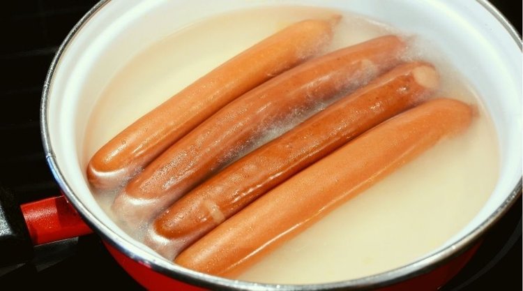 Jak prawidłowo gotować parówki? Wyjaśniamy krok po kroku