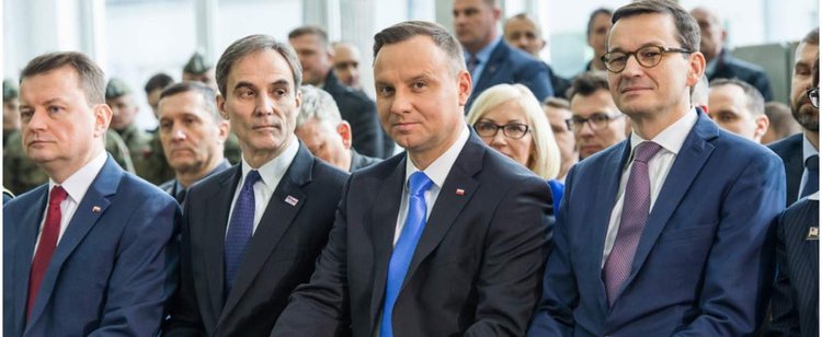 W Czechach politycy obniżyli sobie pensje, w Polsce próbowali podnieść. Które rozwiązanie popierasz?