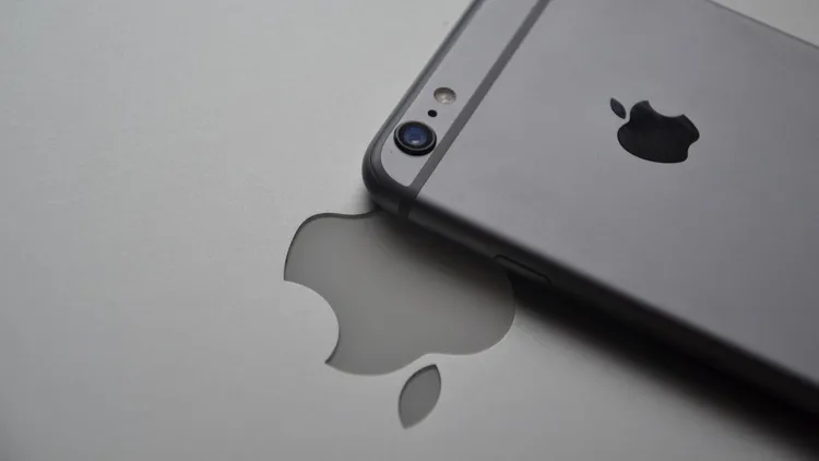 Nowy MacBook właśnie trafił do sklepów. Tańszy niż kiedykolwiek