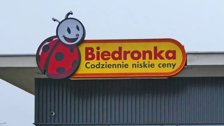 Biedronka mocno obniża ceny. Niektóre produkty nawet 90 proc. taniej