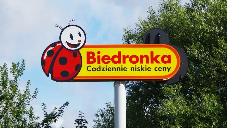 UOKiK analizuje skargi na reklamę Biedronki. Chodzi o piwo i recyklomaty
