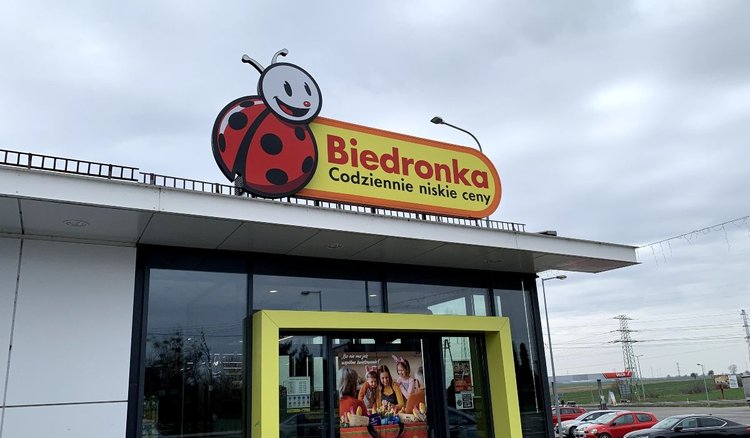 Świetne wieści dla klientów Biedronki. Będzie można dłużej zrobić zakupy i kupić niektóre produkty taniej 