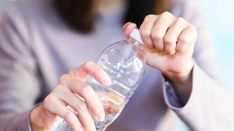 Gdzie wyrzucić plastikową butelkę bez kaucji? Już nie do kontenera na plastik