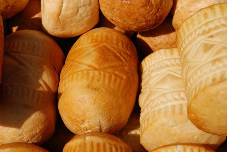 Kilogramy "oscypków" wyrzuconych w bieszczadzkich lasach