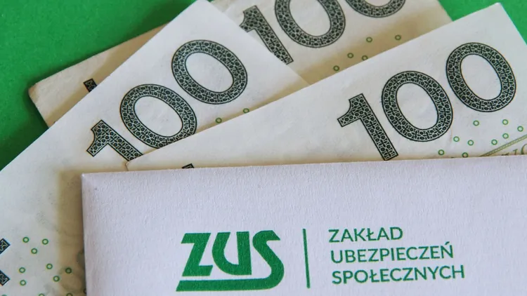 Dodatek do rachunków za prąd. Ci seniorzy mogą złożyć wniosek do ZUS