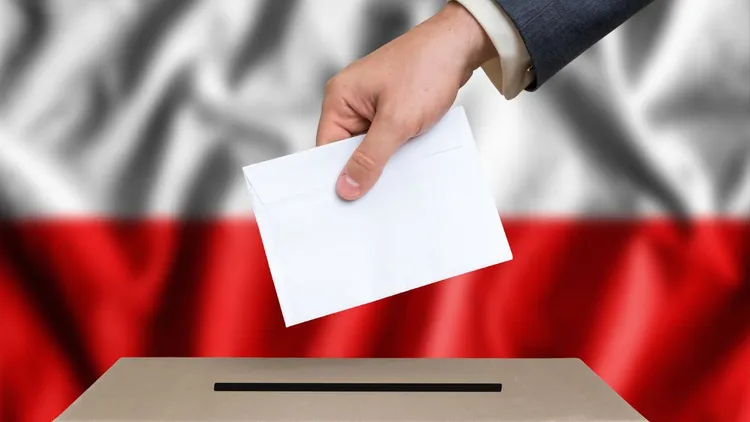 Głosowanie w II turze już trwa. Polonia ustawiła się pod lokalami, padł rekord