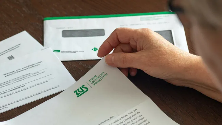 Najpierw obniżyli emeryturę o 800 zł, później chcieli prawie 100 tysięcy zwrotu. Za to ZUS ukarał seniorkę