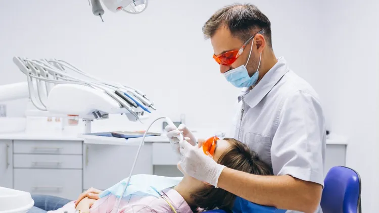 Turystyka dentystyczna zyskuje popularność. Tu Polacy leczą zęby za ułamek ceny