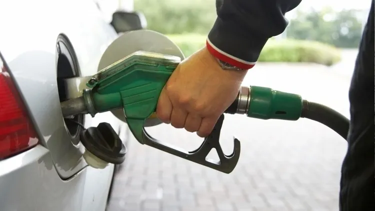 Seniorzy mogą tankować za półdarmo. Polacy nie mają pojęcia, wystarczy uzyskać jeden dokument