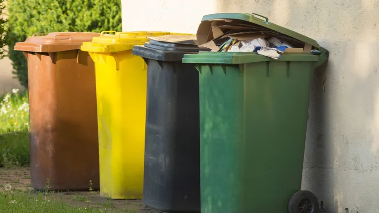 Czerwone pojemniki na śmieci. Oto co Polacy powinni tam wrzucać