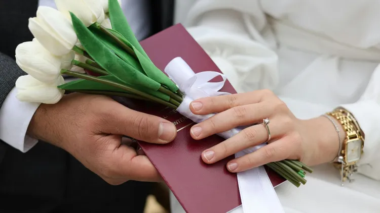 Ile pieniędzy dać w prezencie weselnym? Mniej nie wypada włożyć do koperty
