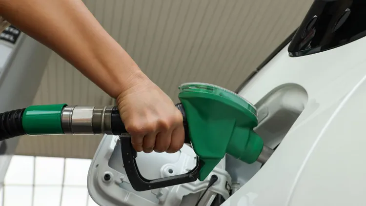Gospodarcza lawina po ataku na Iran. Ceny paliw mogą wystrzelić w górę