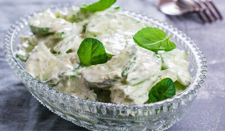 Ten sposób na mizerię podpatrzyłam w restauracji. Jest jeszcze bardziej orzeźwiająca