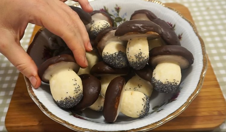 Jesienią zawsze piekę ciasteczka w kształcie grzybków. Wyglądają bajecznie, a dzieciaki za nimi szaleją