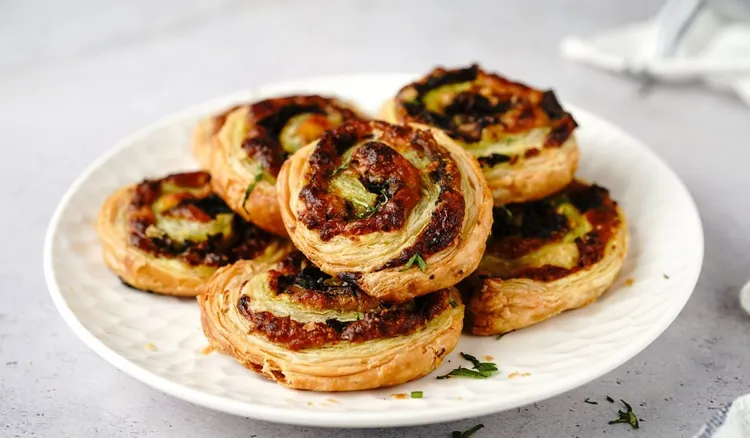 Biorę pieczarki i ciasto francuskie. To ostatnio moja ulubiona kolacja
