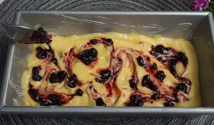 Mieszam dżem z masą i wrzucam do pieca. Tak błyskawiczne ciasto mogę jeść codziennie