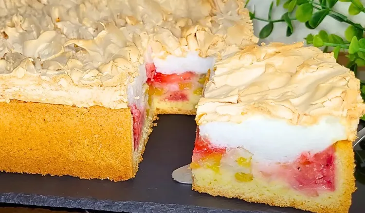 Banalne ciasto z truskawkami i rabarbarem. To będzie hit sezonu