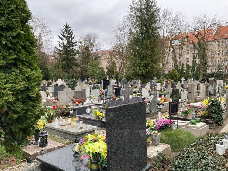 Wszystkich Świętych. Jak najlepiej ubezpieczyć nagrobek?