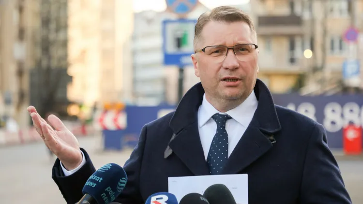 Na ustach "OZE-sroze", a na dachu fotowoltaika. Tak Czarnek odpowiada na krytykę