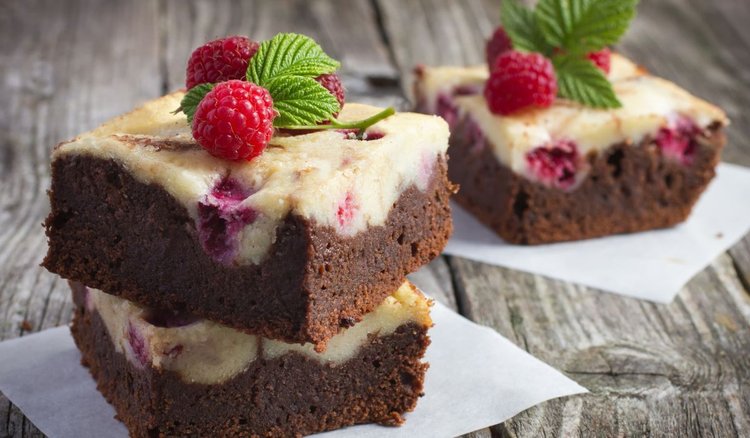 Sernikobrownie z malinami. Przepyszne ciasto zachwyci najbliższych