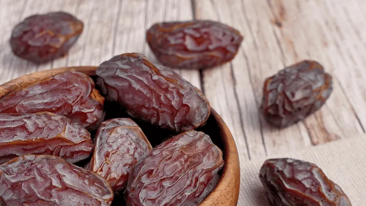 Zastępujesz nimi słodycze? Dietetyk wymienia 2 owoce, które błyskawicznie podbijają cholesterol