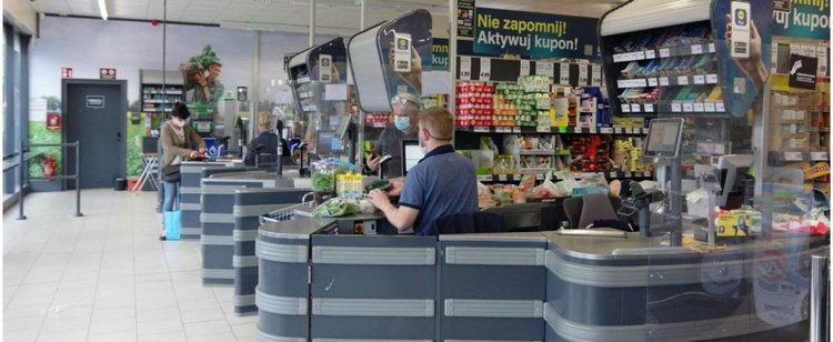 Zarobki w Lidlu. Podwyżki pensji i bonusy, kasjer zarobi prawie 5 tys. zł brutto