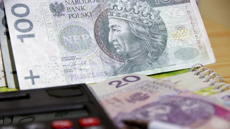 Nowy bon od samorządu. Ci seniorzy na kontach zobaczą 400 zł więcej, ale potrzebny jest wniosek