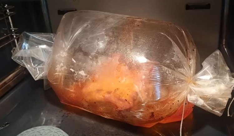 Nacieram mięso przyprawami i wstawiam do piekarnika. Zyskuję pyszną wędlinę, ta kupna może się schować