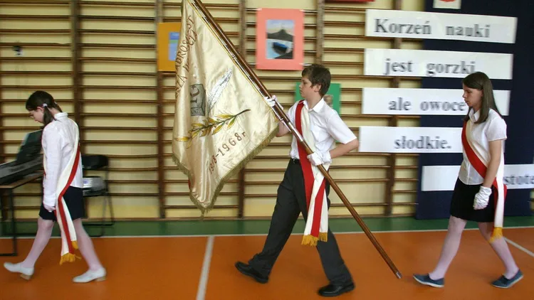 Nauczyciele otrzymali zakaz przyjmowania prezentów. Ministerstwo wyjaśnia