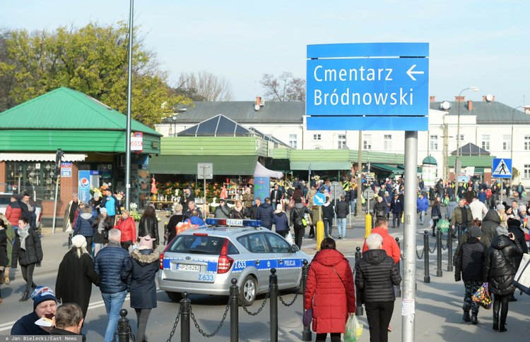 Wszystkich Świętych 2023. Ograniczenia w ruchu drogowym. Jest apel do kierowców