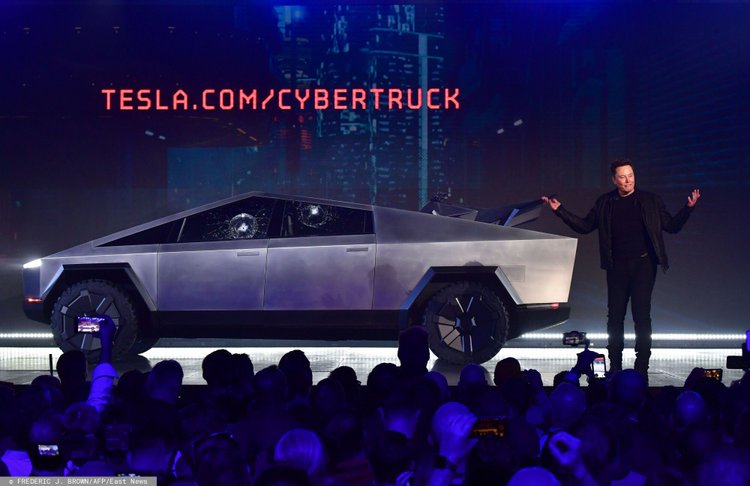 Tesla Cybertruck jest dostępna dla klientów. Cena i zasięg mocno rozczarowały
