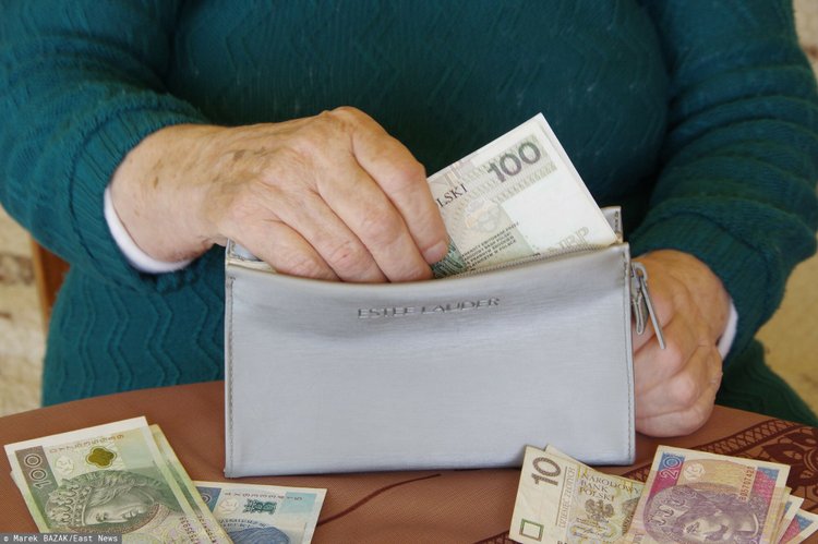300 zł od ZUS co miesiąc na twoim koncie. Wyjaśniamy, kto może otrzymać świadczenie