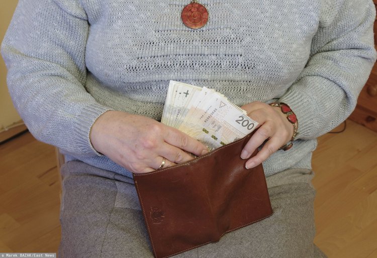 Można dostać 2 tys. zł specjalnej renty. Jakie warunki należy spełnić?