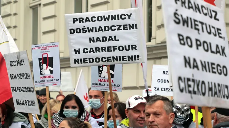 Carrefour częściowo zwija interes w Polsce. Zwolnienia chwilę przed świętami