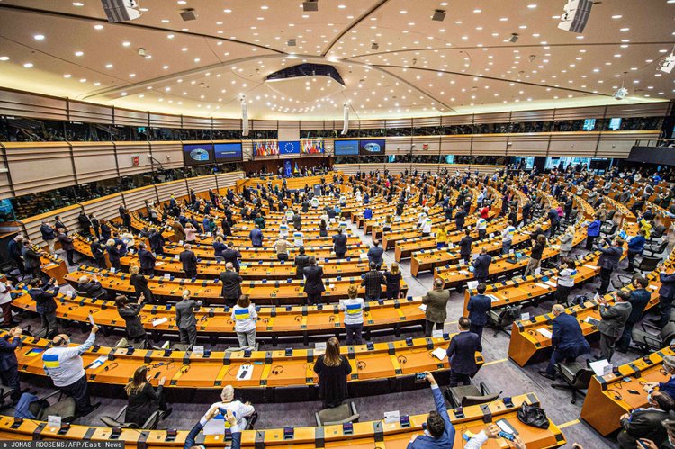 Afera korupcyjna w Parlamencie Europejskim. Są podejrzani o branie łapówek, a wrócili do pracy