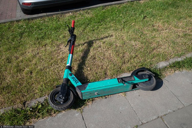 Jeździli elektrycznymi hulajnogami. Za wyrządzone szkody dostali gigantyczny mandat